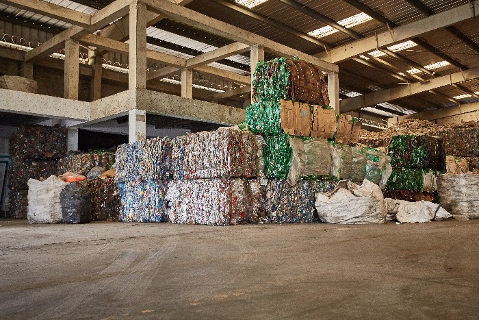 Berge von Plastikmüll, die durch REYOND einer Verwertung zugeführt werden können