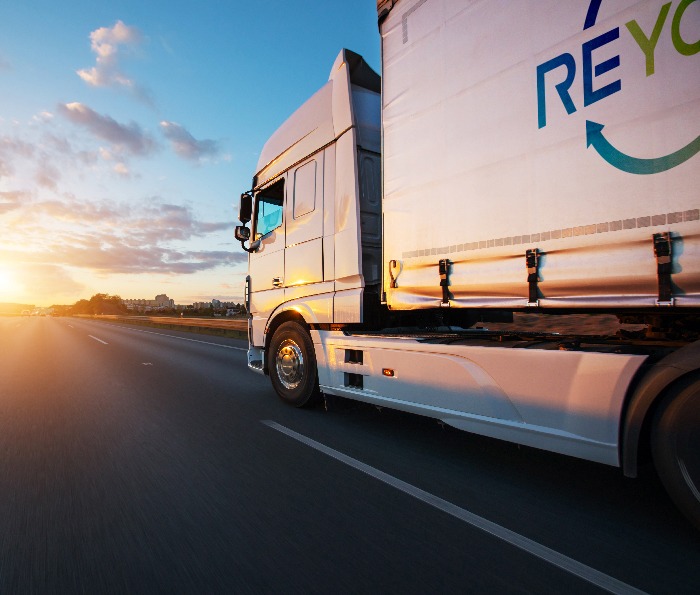 REYOND-Lkw unterwegs für Kunststoffrecycling in ganz Europa